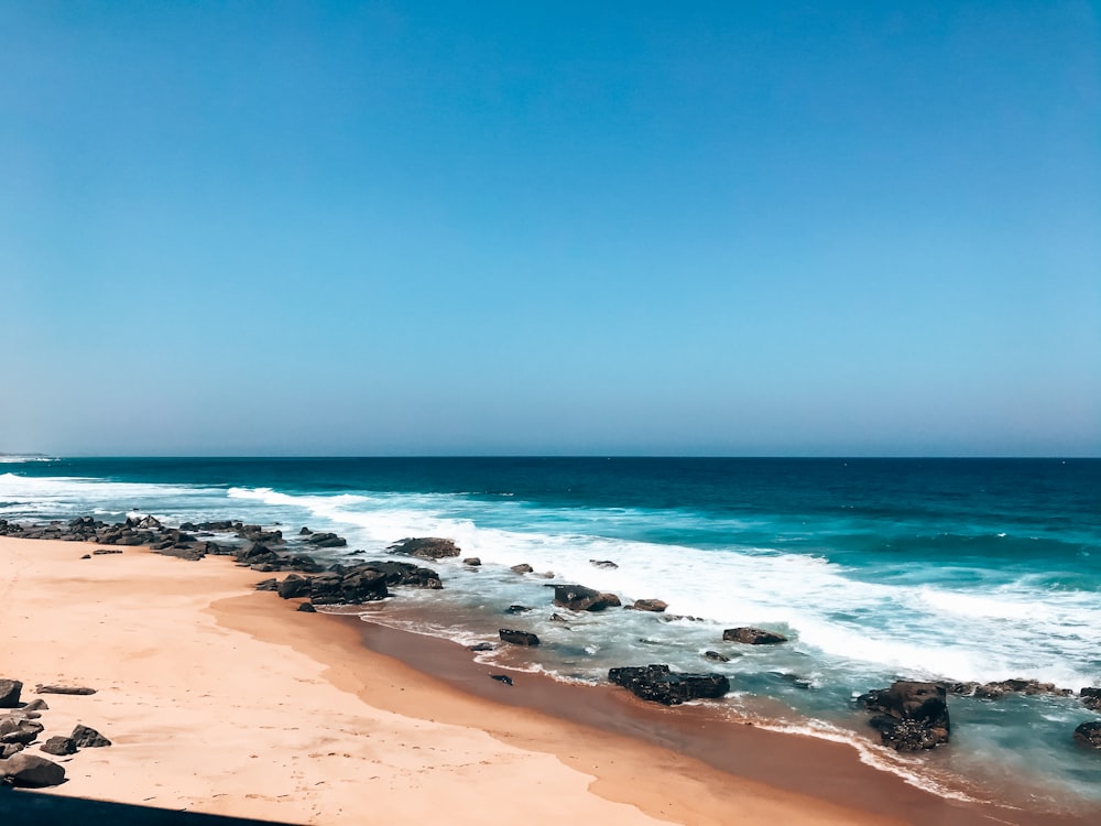 Les vagues de la mer s’écrasent sur le rivage pendant la journée