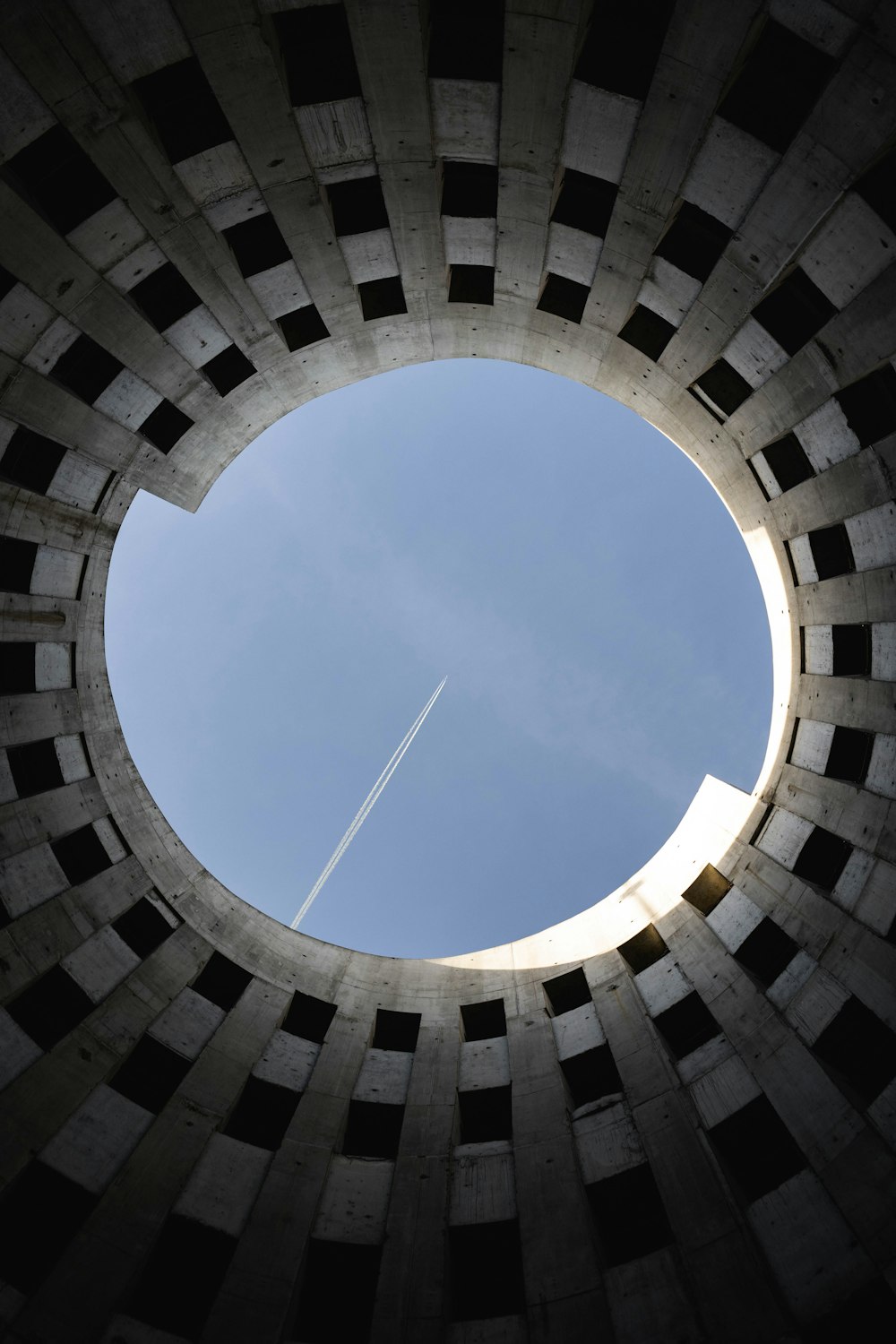 Fotografía de ángulo bajo de un edificio de hormigón marrón bajo el cielo azul durante el día