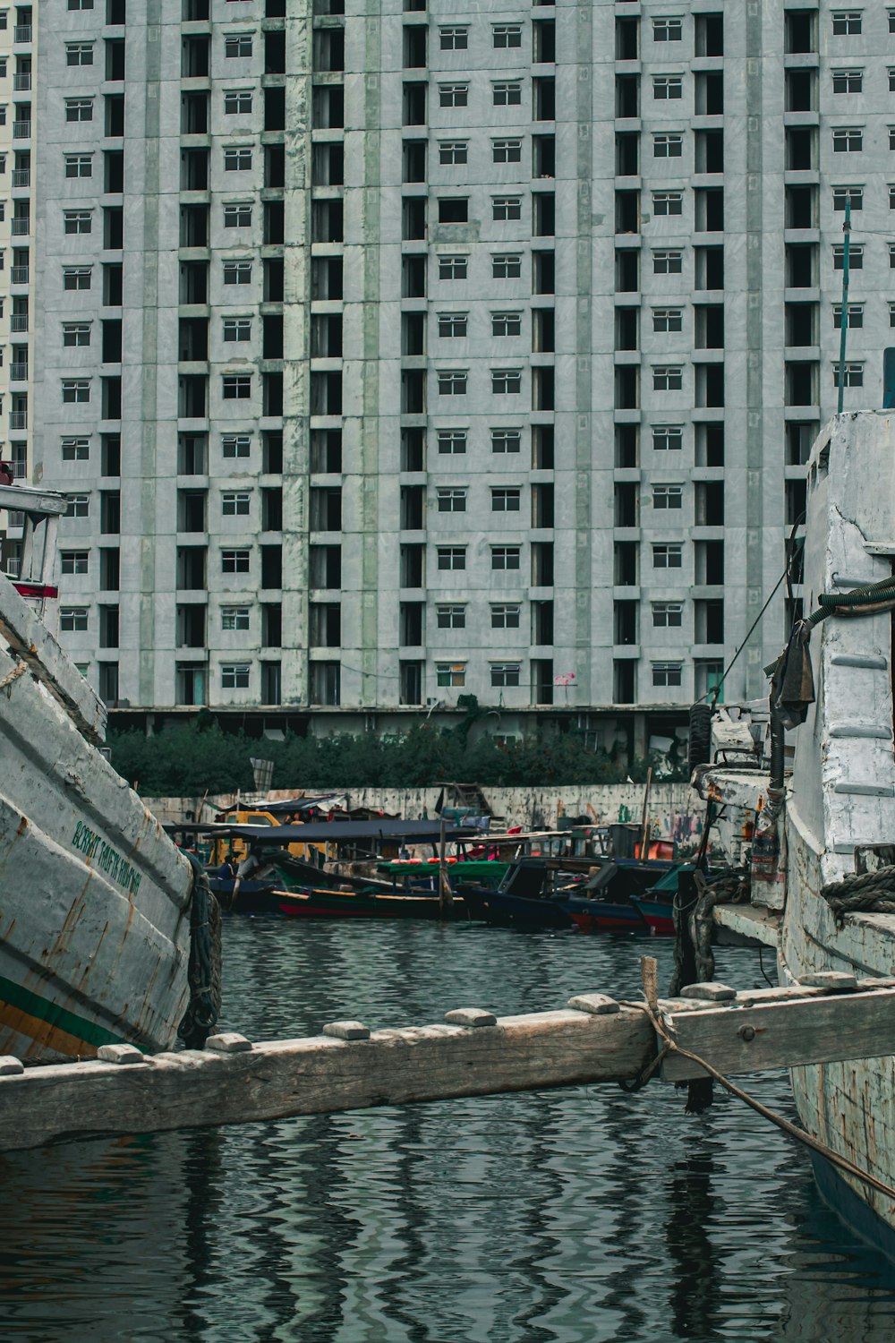 Bateau noir et rouge sur le quai pendant la journée