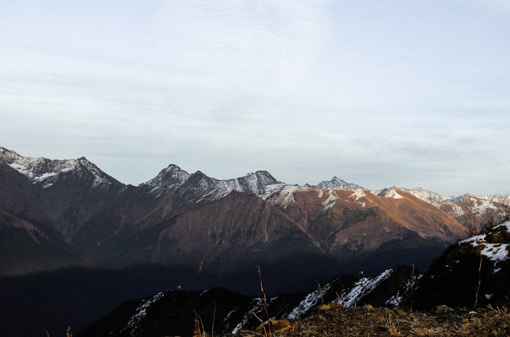 Braune und graue Berge unter weißem Himmel tagsüber