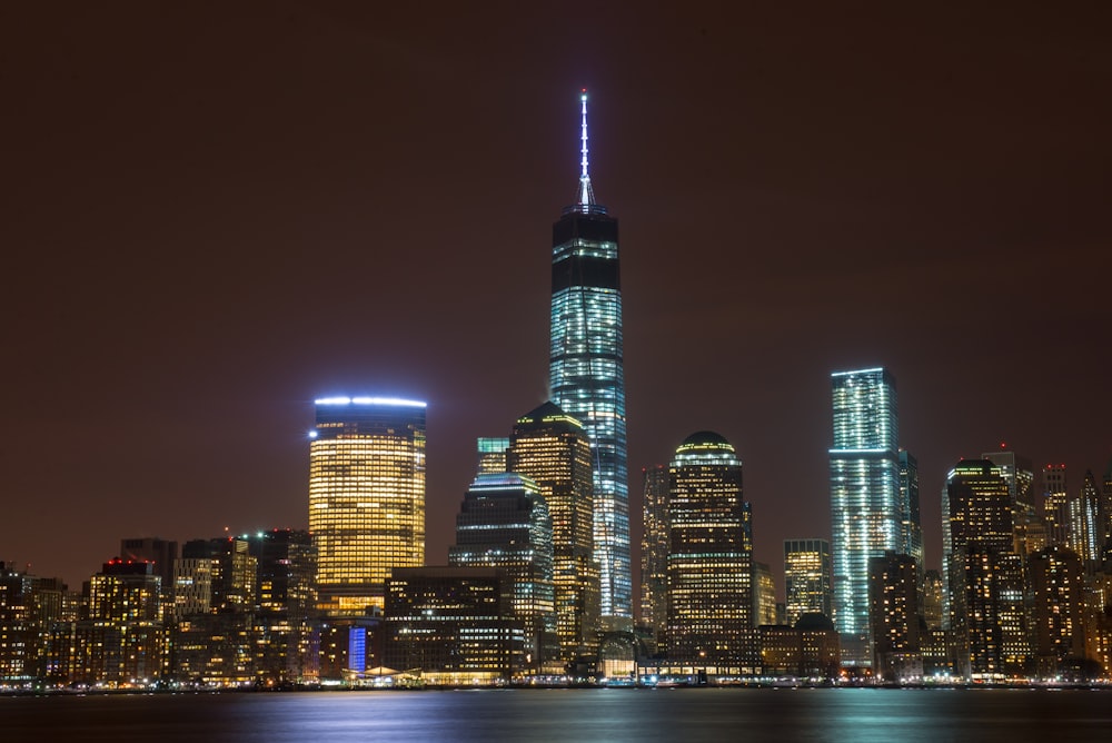 Skyline de la ville pendant la nuit