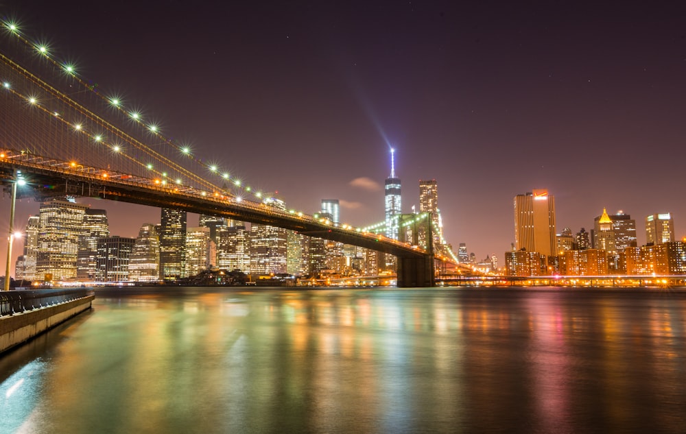 pont au-dessus de l’eau pendant la nuit