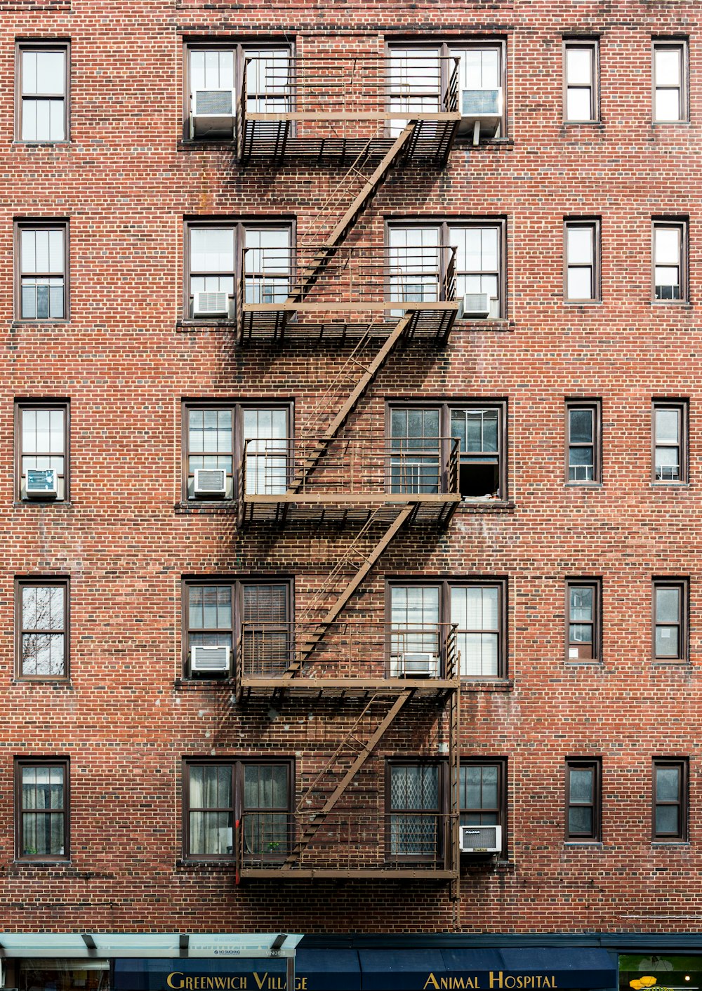 edificio in cemento marrone durante il giorno