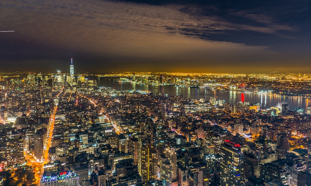 Vista aérea de la ciudad durante la noche