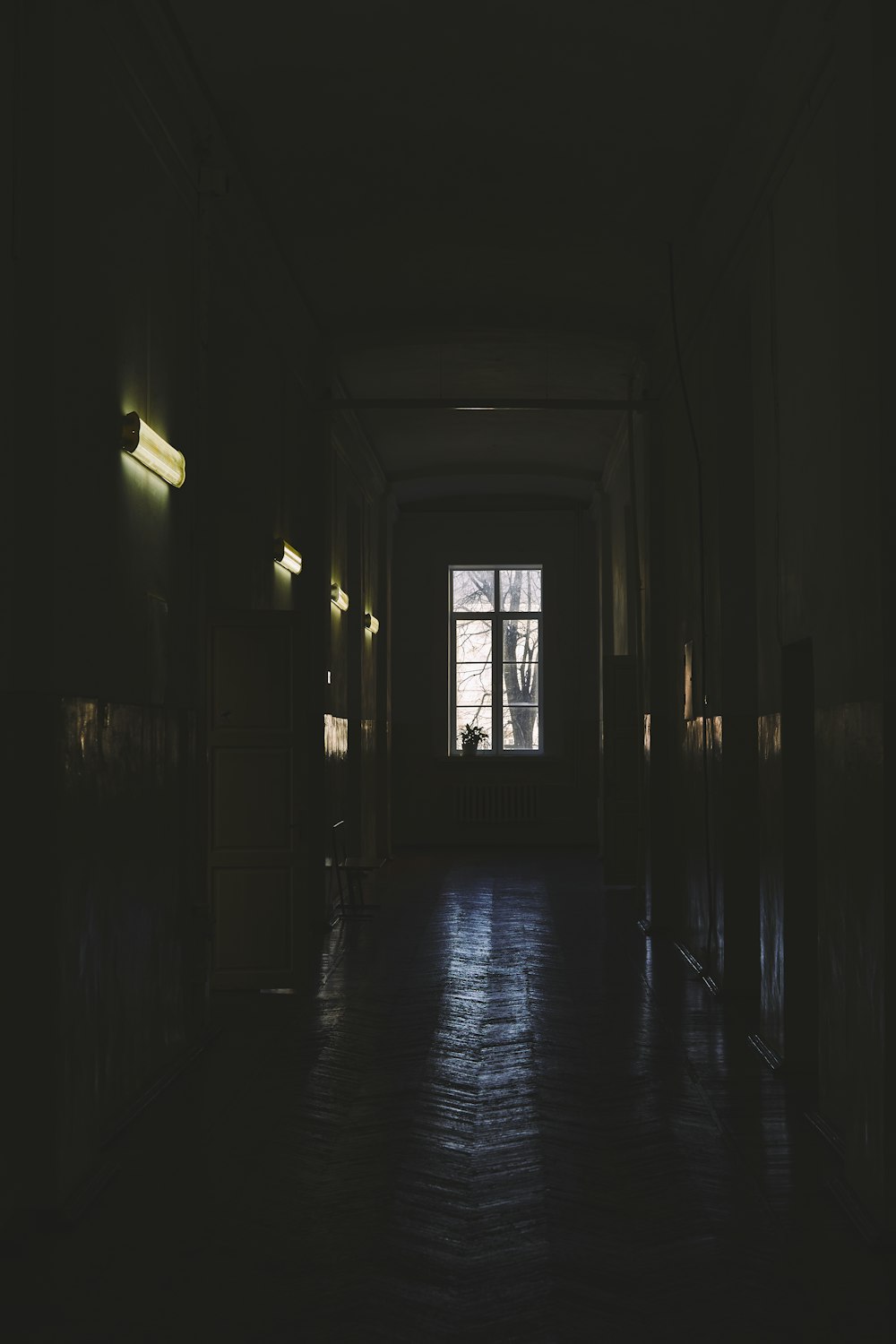 暗い部屋で茶色の木製のドアの写真 Unsplashで見つけるグレーの無料写真