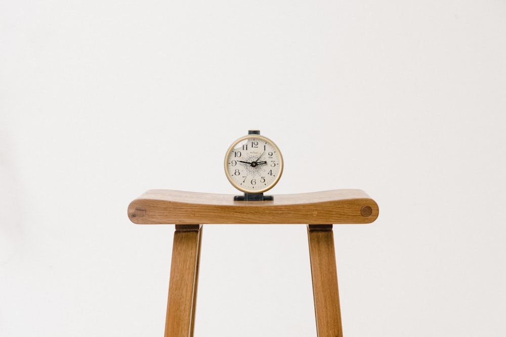 horloge de table en bois marron à 10h10