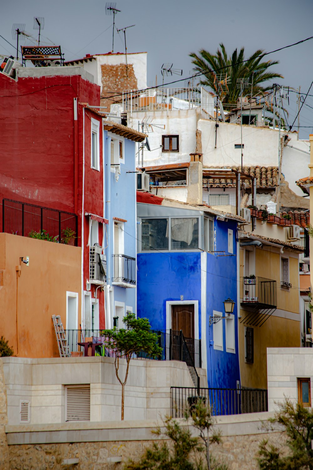 Edificio de hormigón azul y rojo