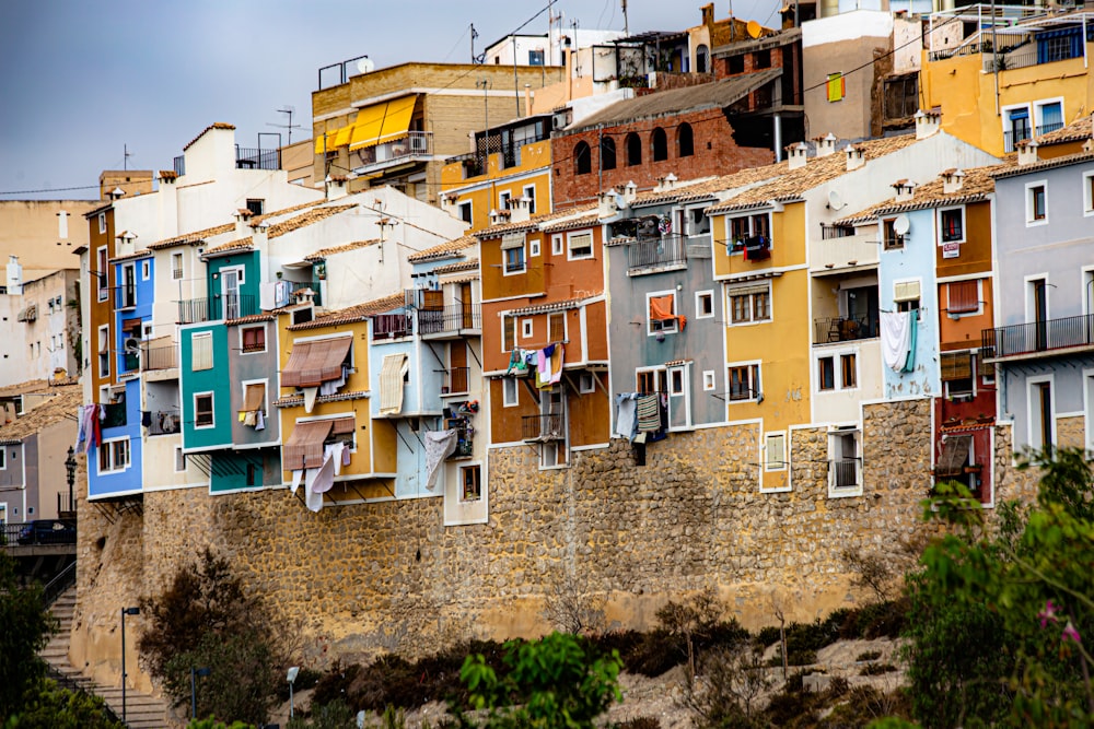 Casas de hormigón blanco y marrón