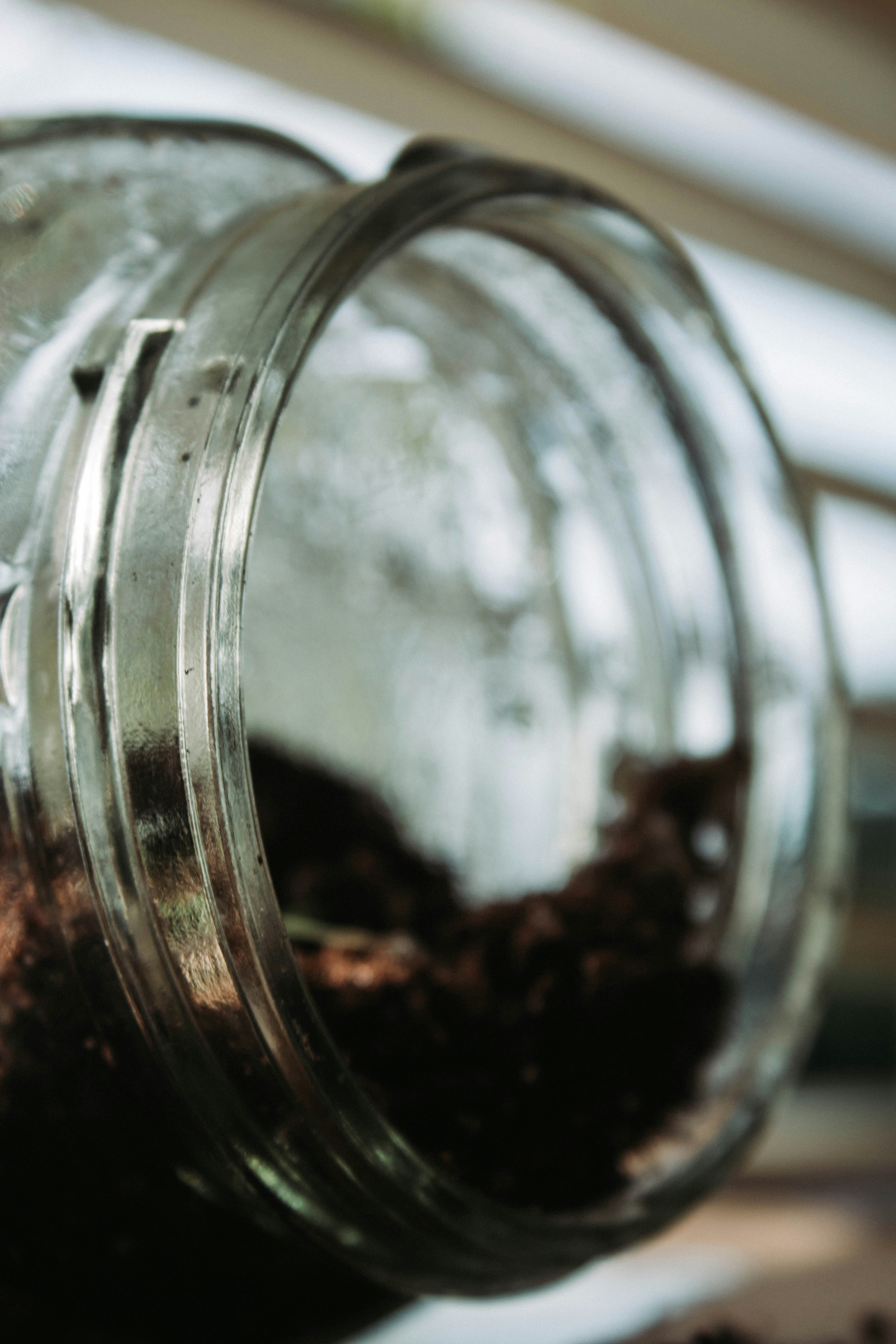 黒い液体が入った透明なガラス瓶の写真 Unsplashで見つけるグレーの無料写真