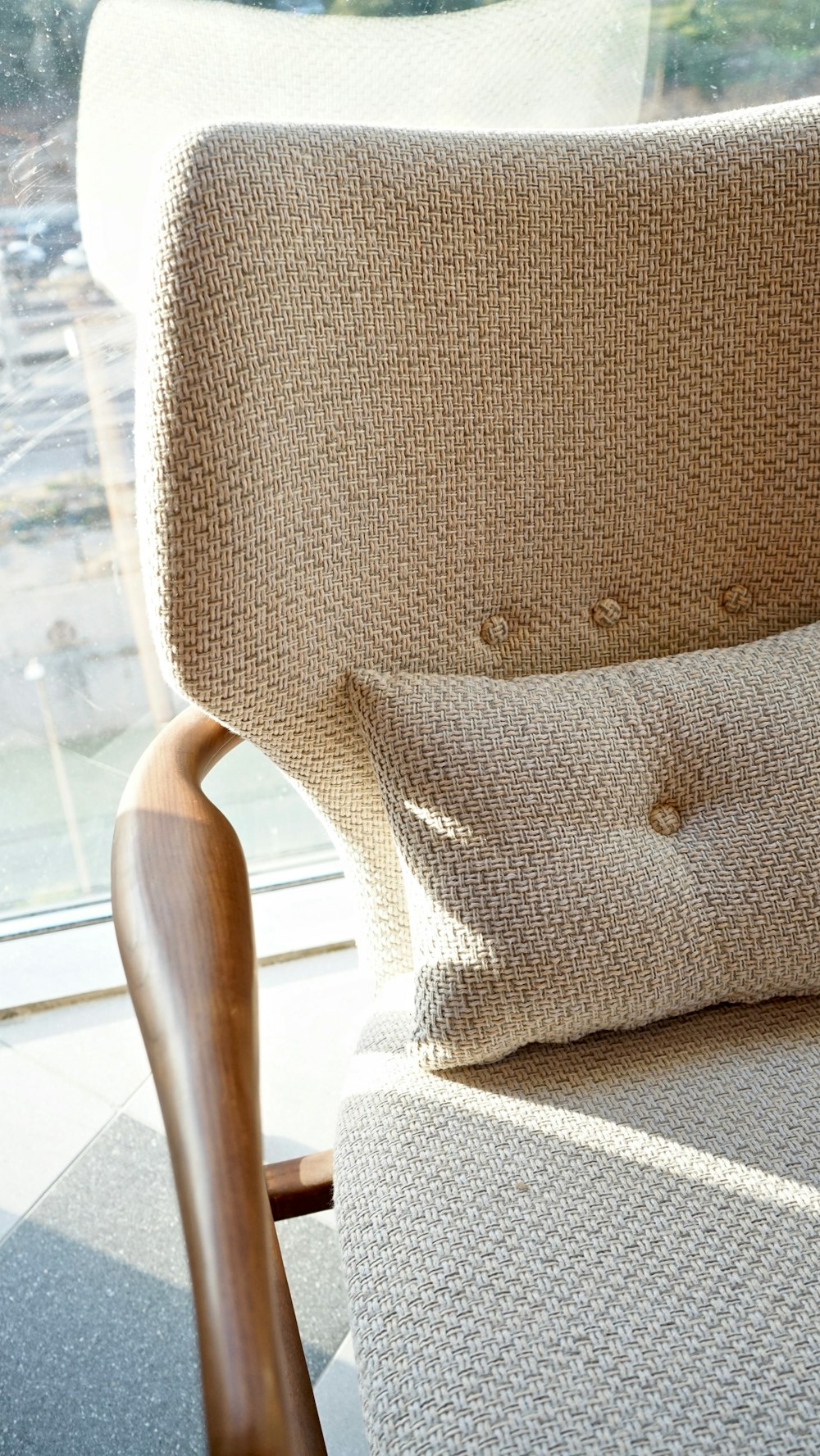 Coussin gris sur chaise en bois blanc