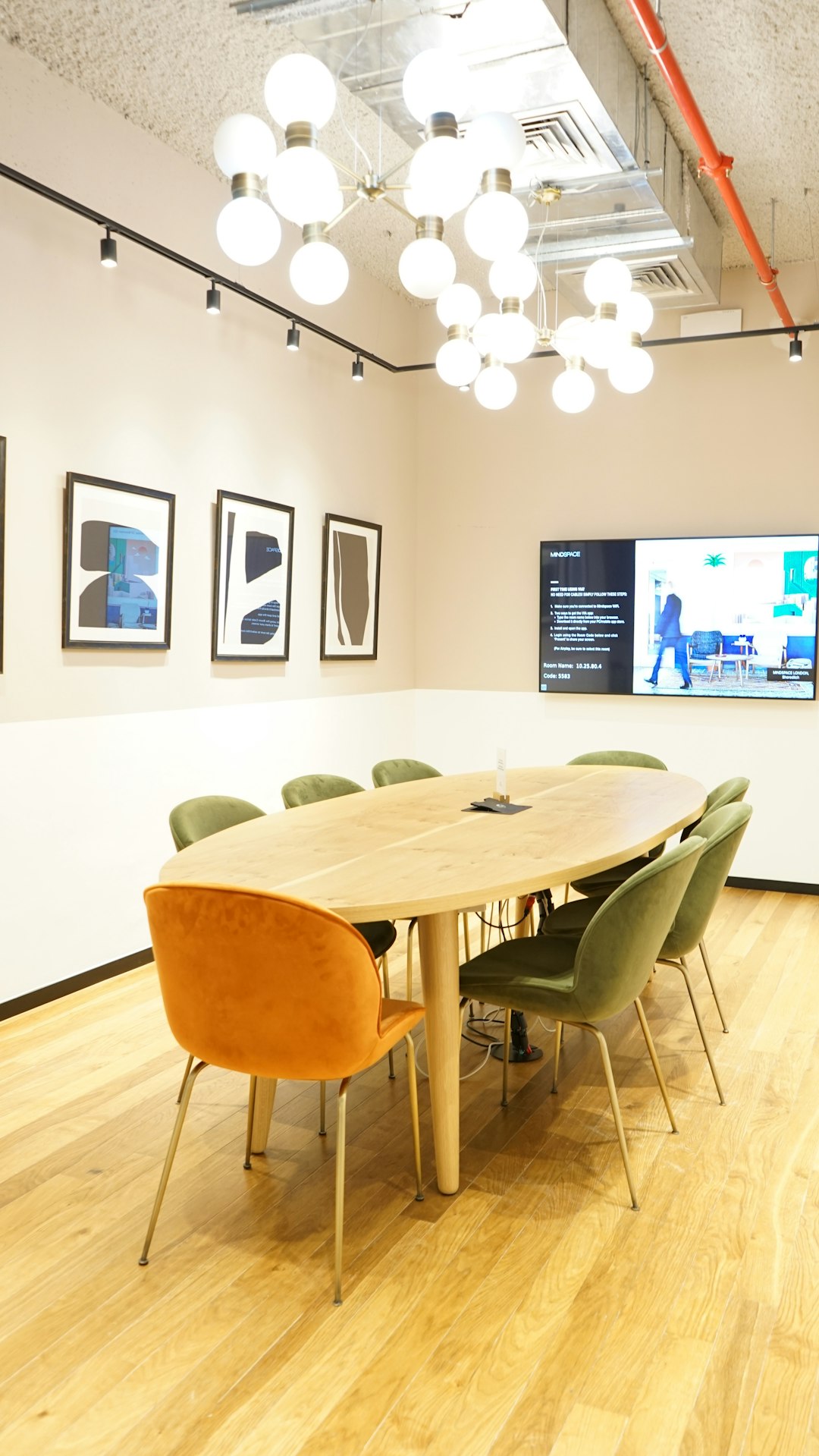 white round table with chairs