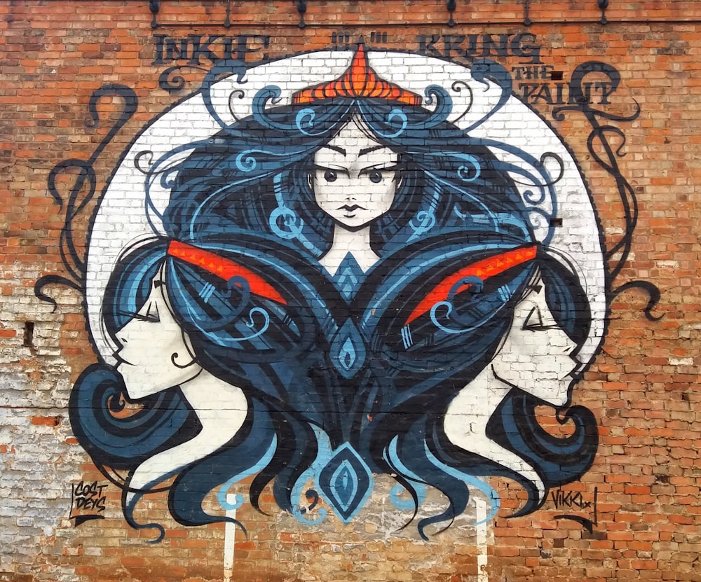 翼を持つ青、赤、白の女性のウォールアート