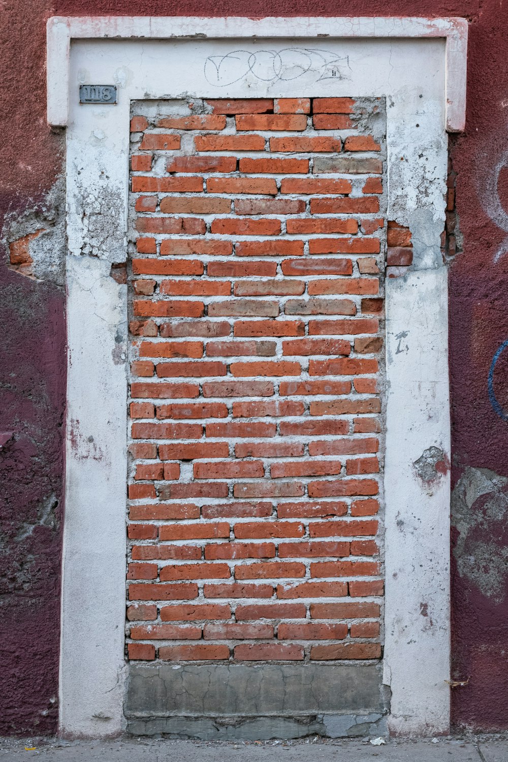 muro di mattoni blu e marrone