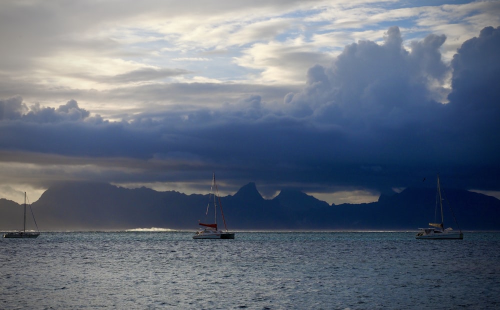 bateau blanc sur la mer sous un ciel nuageux pendant la journée