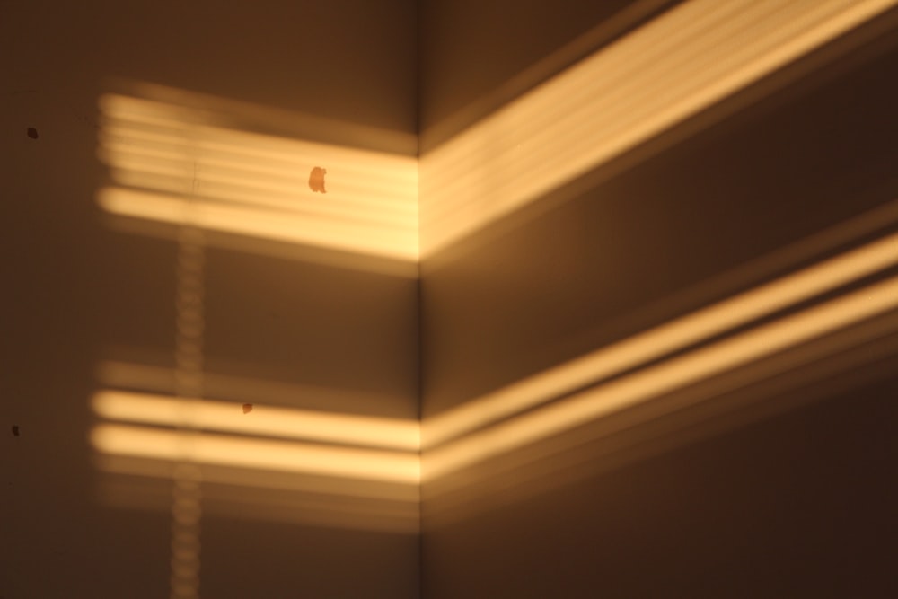 mur en bois brun avec lumière