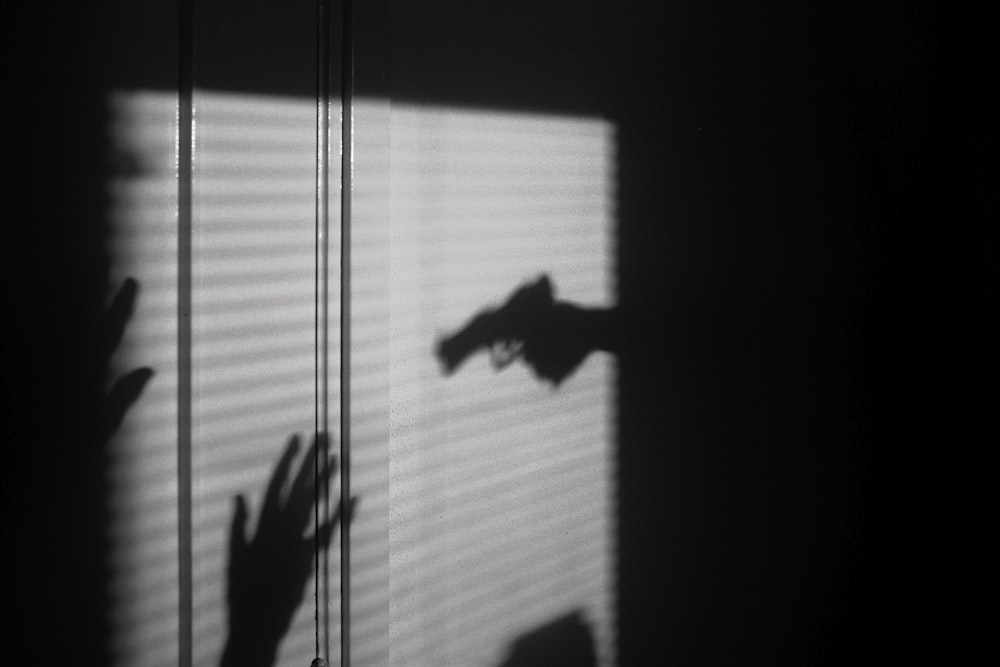 Silhouette der Person am Fenster