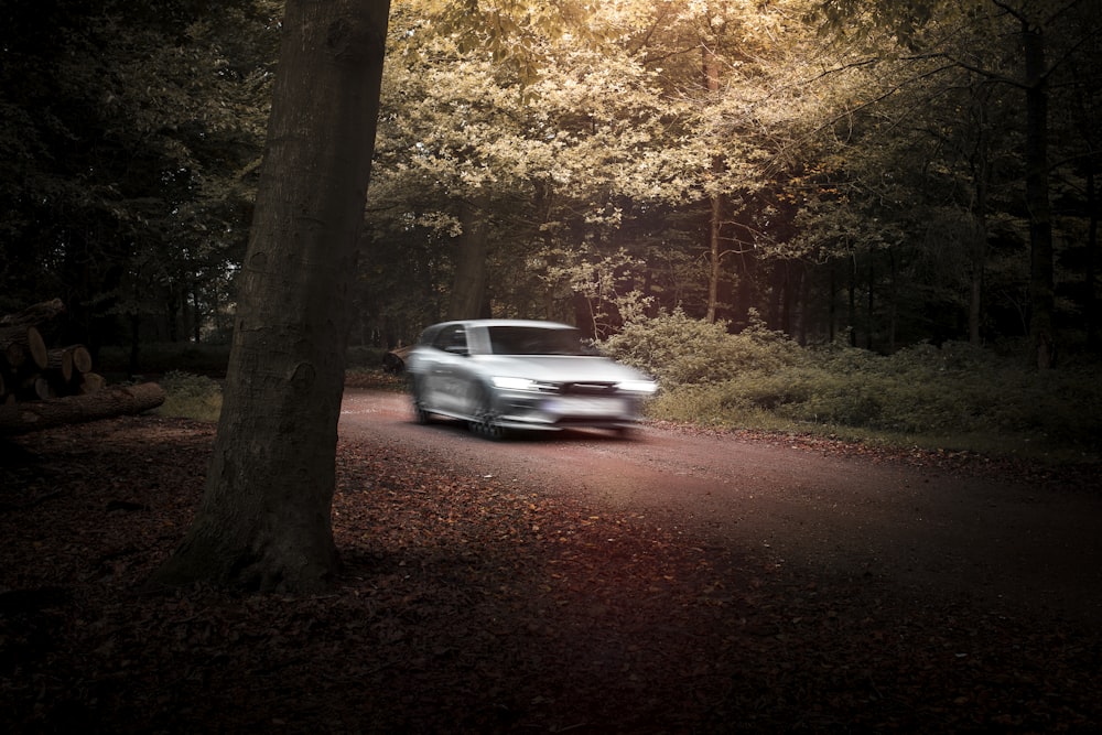 Weiße Limousine am Straßenrand geparkt