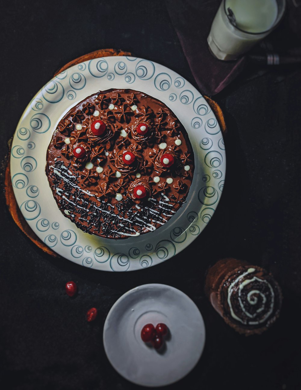 Un pastel de chocolate con cerezas en un plato