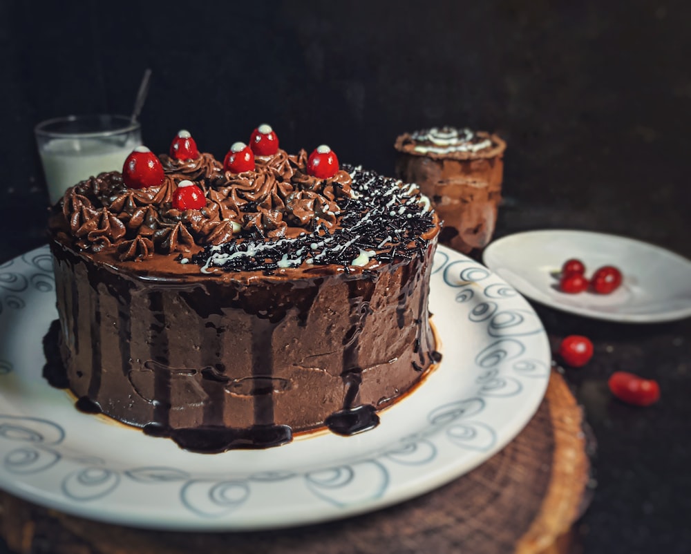 Tarta de chocolate en plato de cerámica blanca