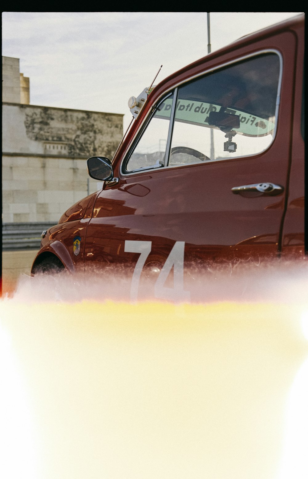 auto rossa su strada durante il giorno