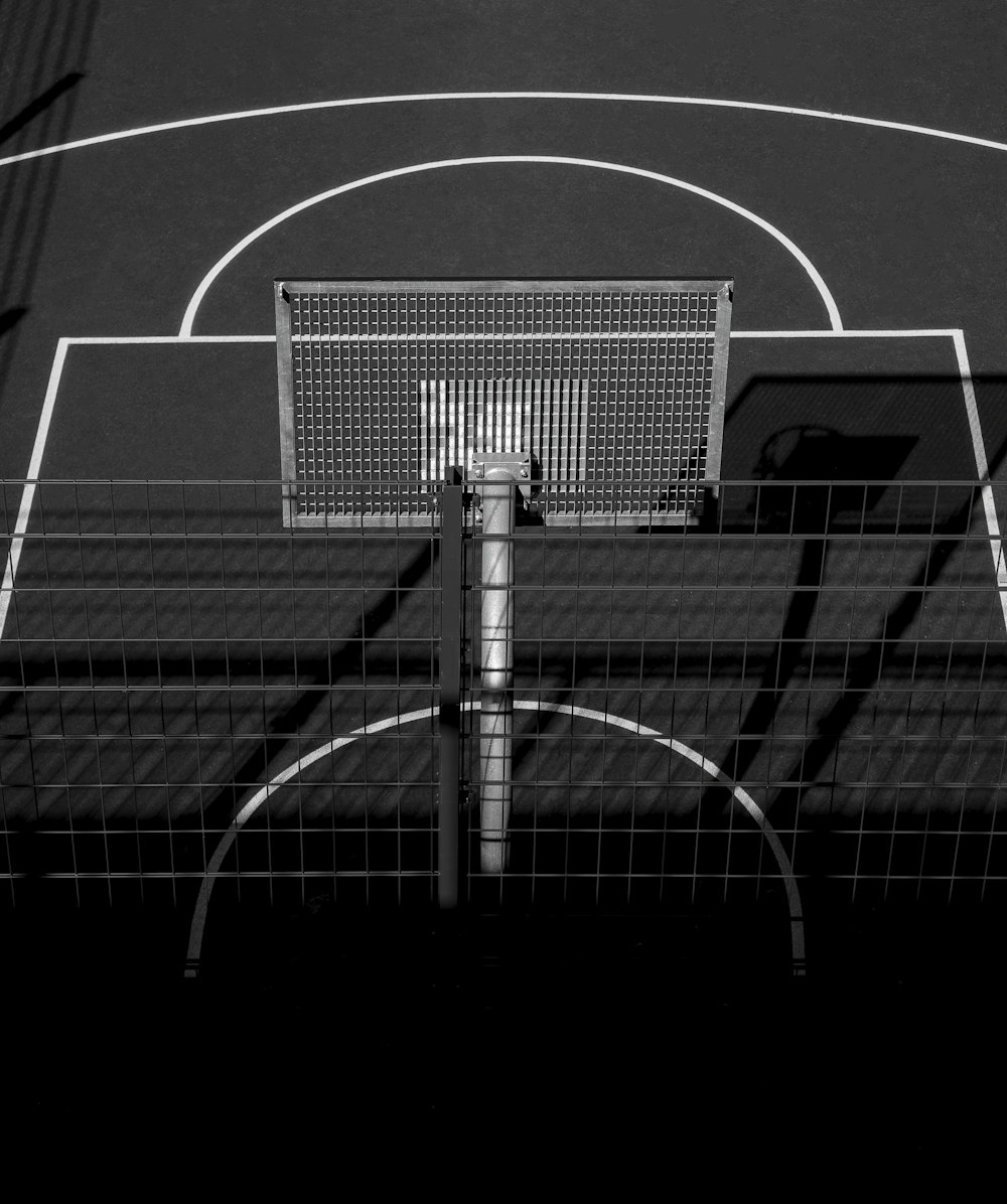 aro de basquete branco e preto