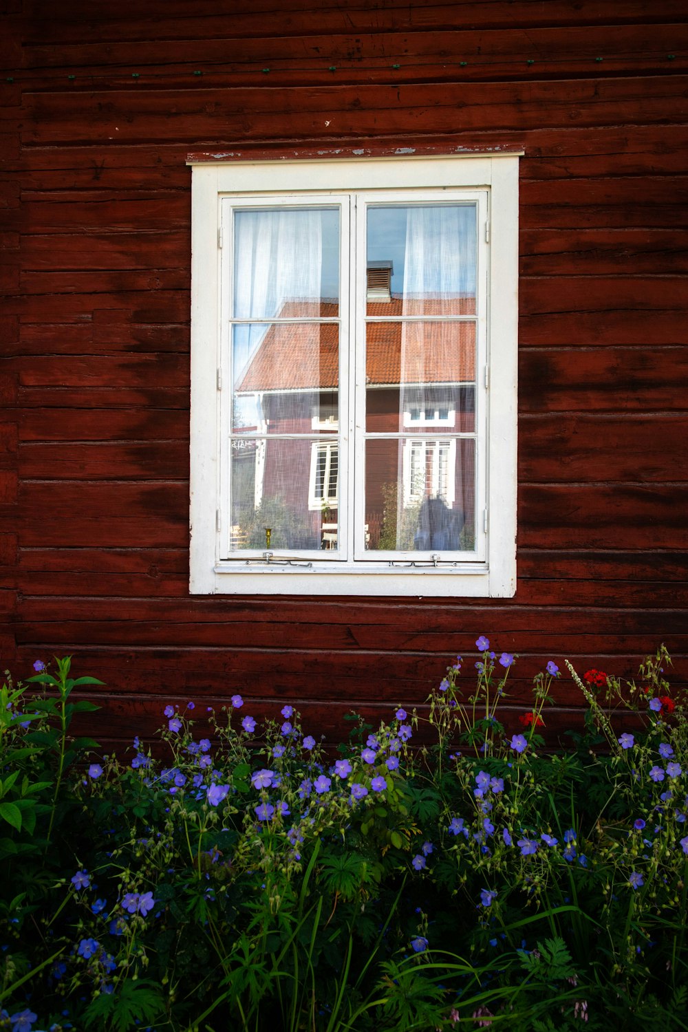 weißes Glasfenster mit Holzrahmen