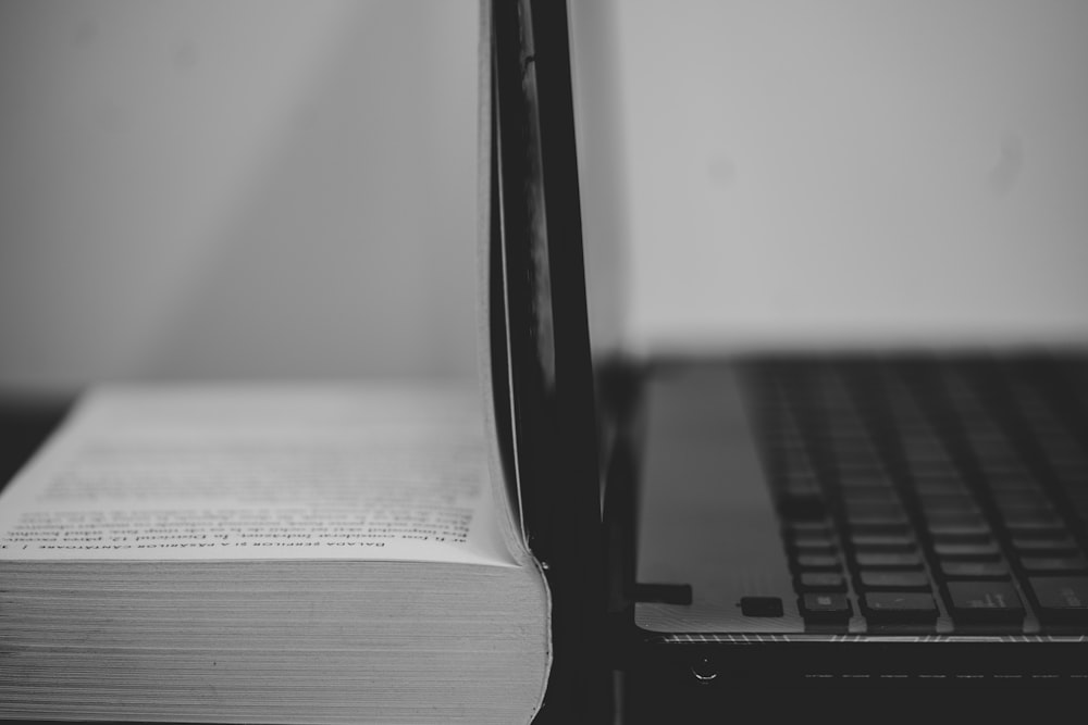 Photo en niveaux de gris d’un livre ouvert