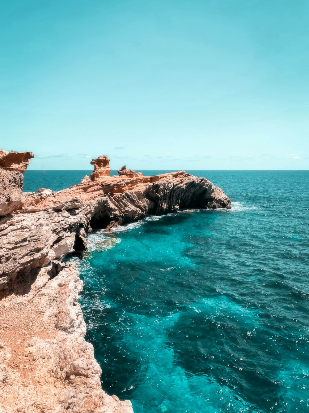 Formation rocheuse brune sur la mer pendant la journée