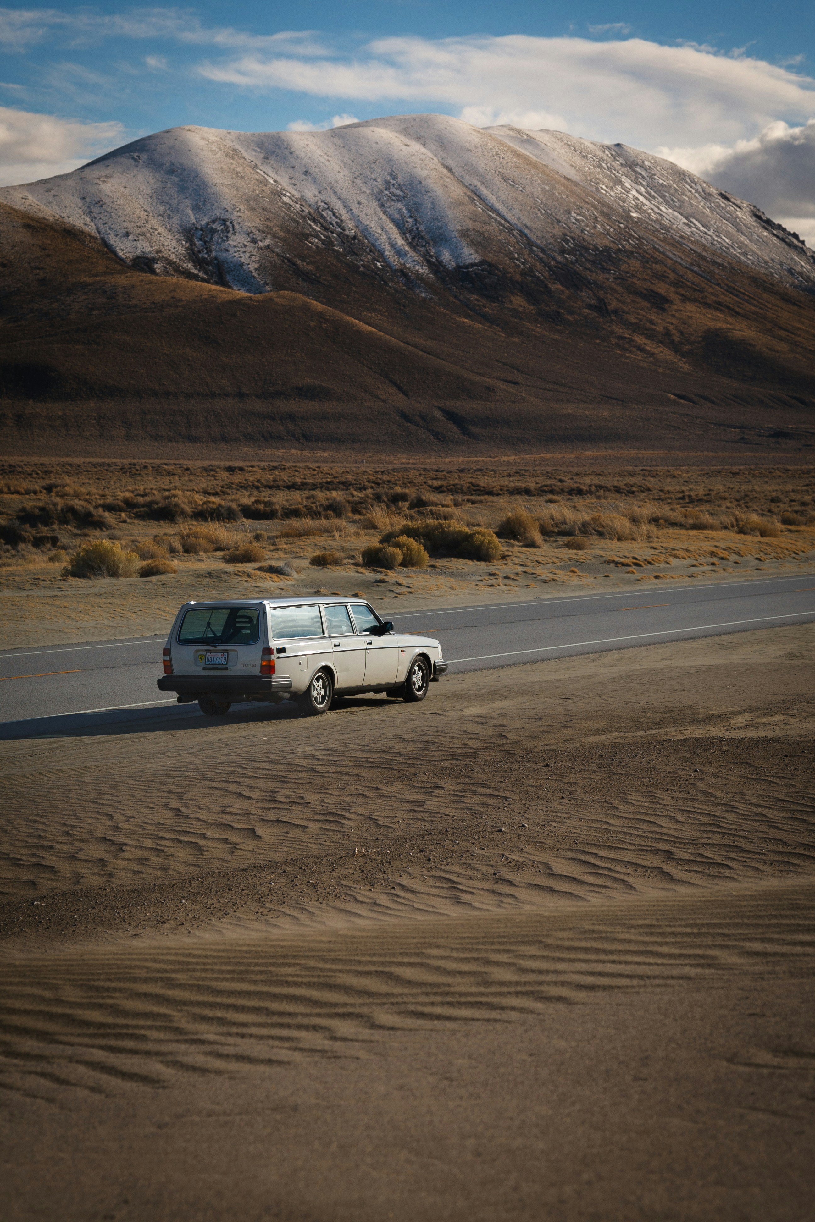 suv-blanc-sur-la-route-pendant-la-journ-e-photo-photo-etats-unis