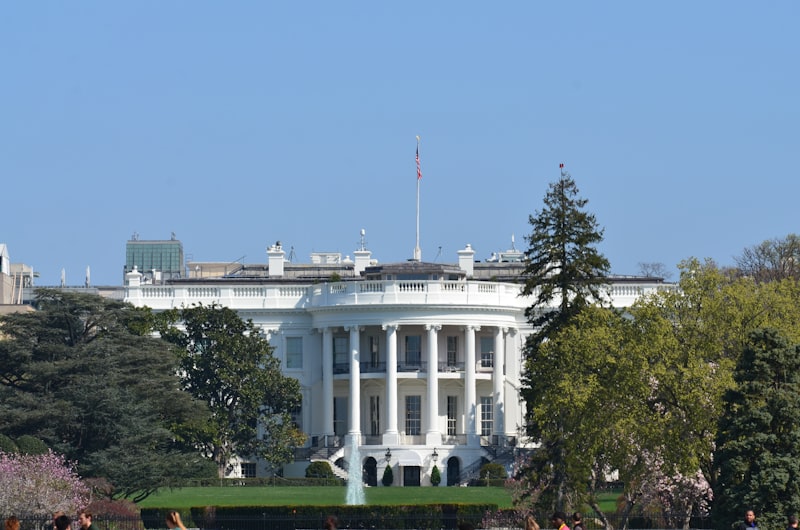 The White House in Washington DC under a clear blue sky