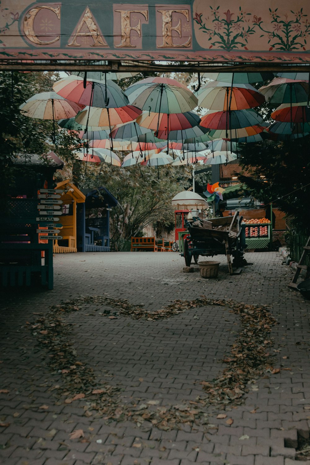 pessoas andando na rua com guarda-chuva durante o dia