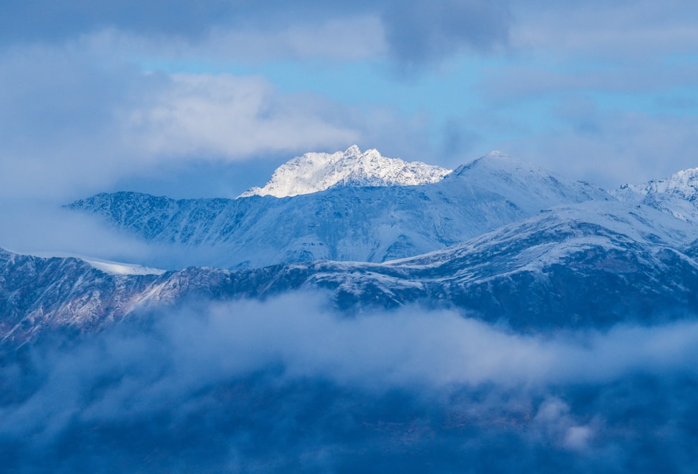 Schneebedeckter Berg tagsüber unter bewölktem Himmel