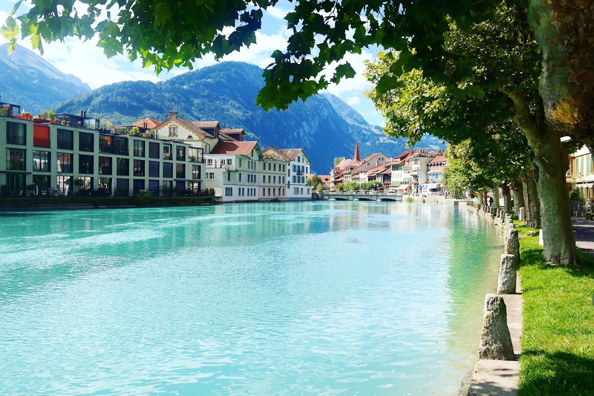 La rivière Aare turquoise traversant Interlaken