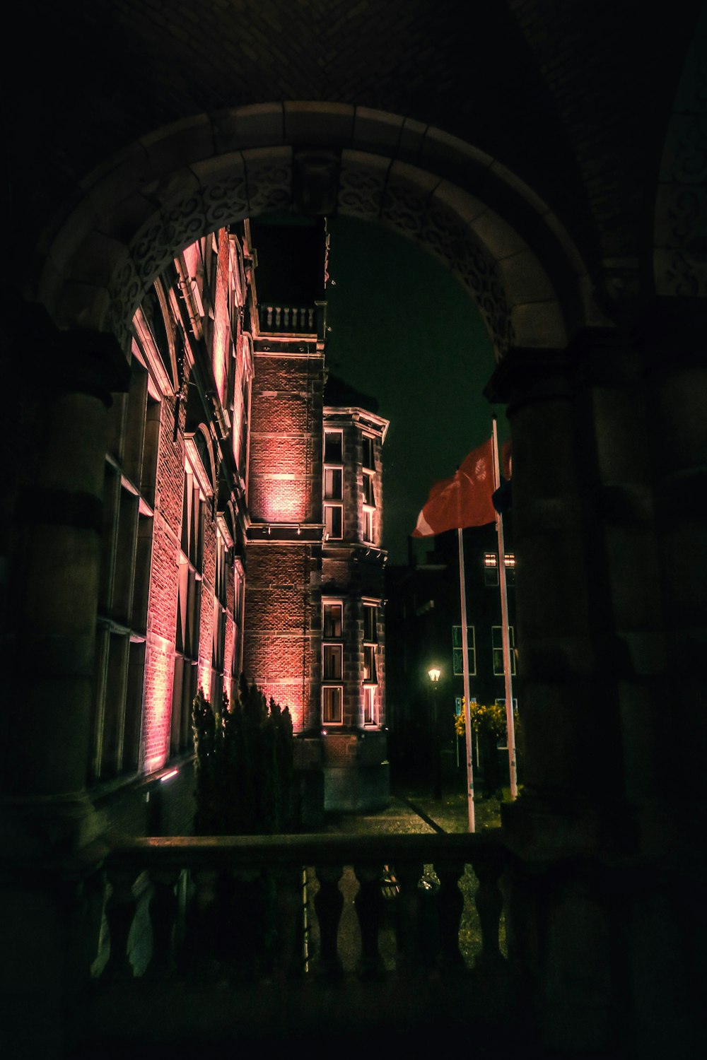 bâtiment en brique brune pendant la nuit