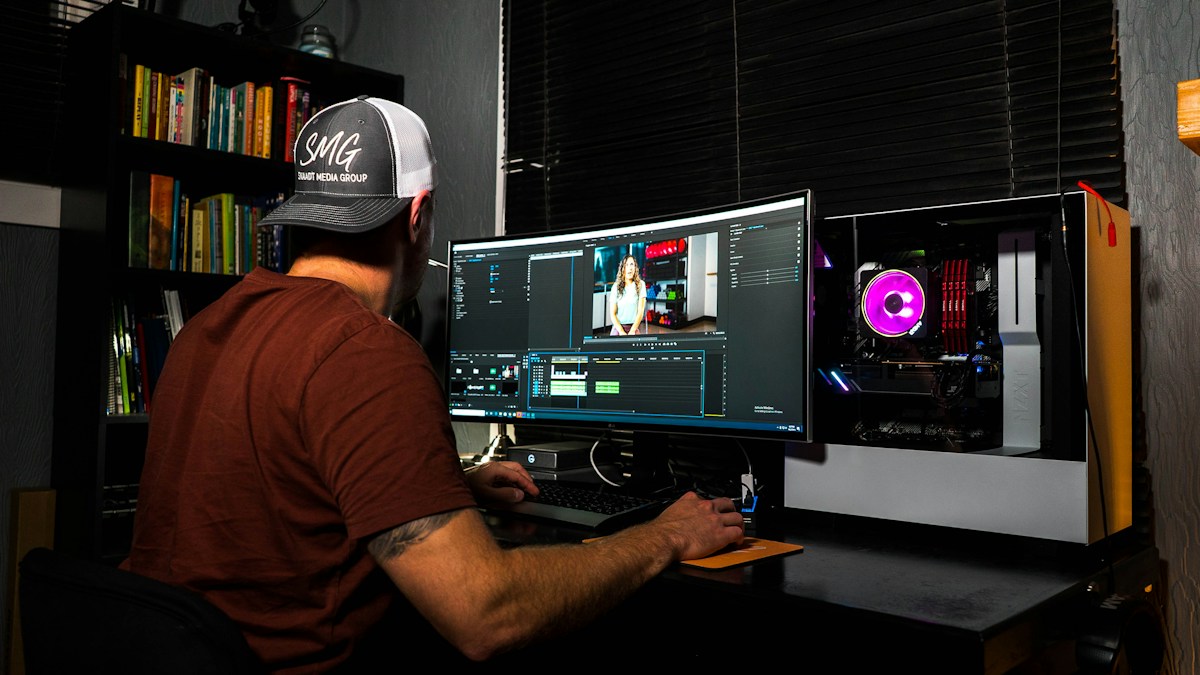 Monteur vidéo en post-production sur logiciel de montage