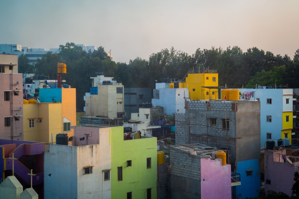 Edificio de hormigón amarillo y blanco