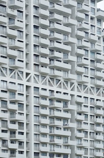Exterior view of a modern luxury apartment building in Californie, Casablanca, with sleek lines and large windows.
