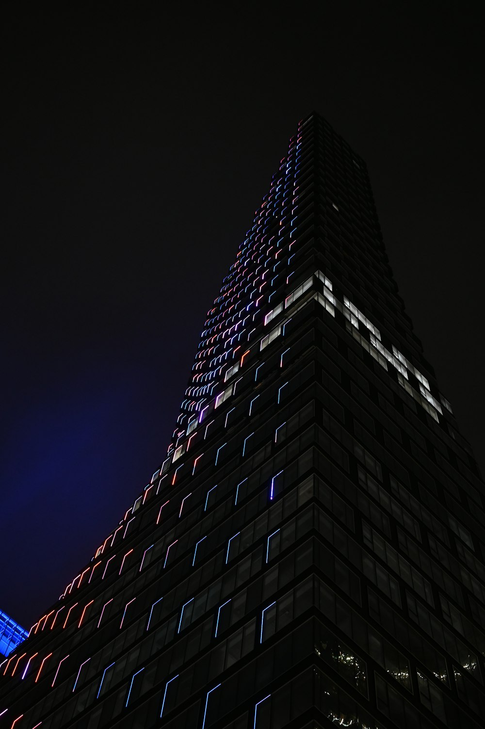 edifício alto preto e cinza