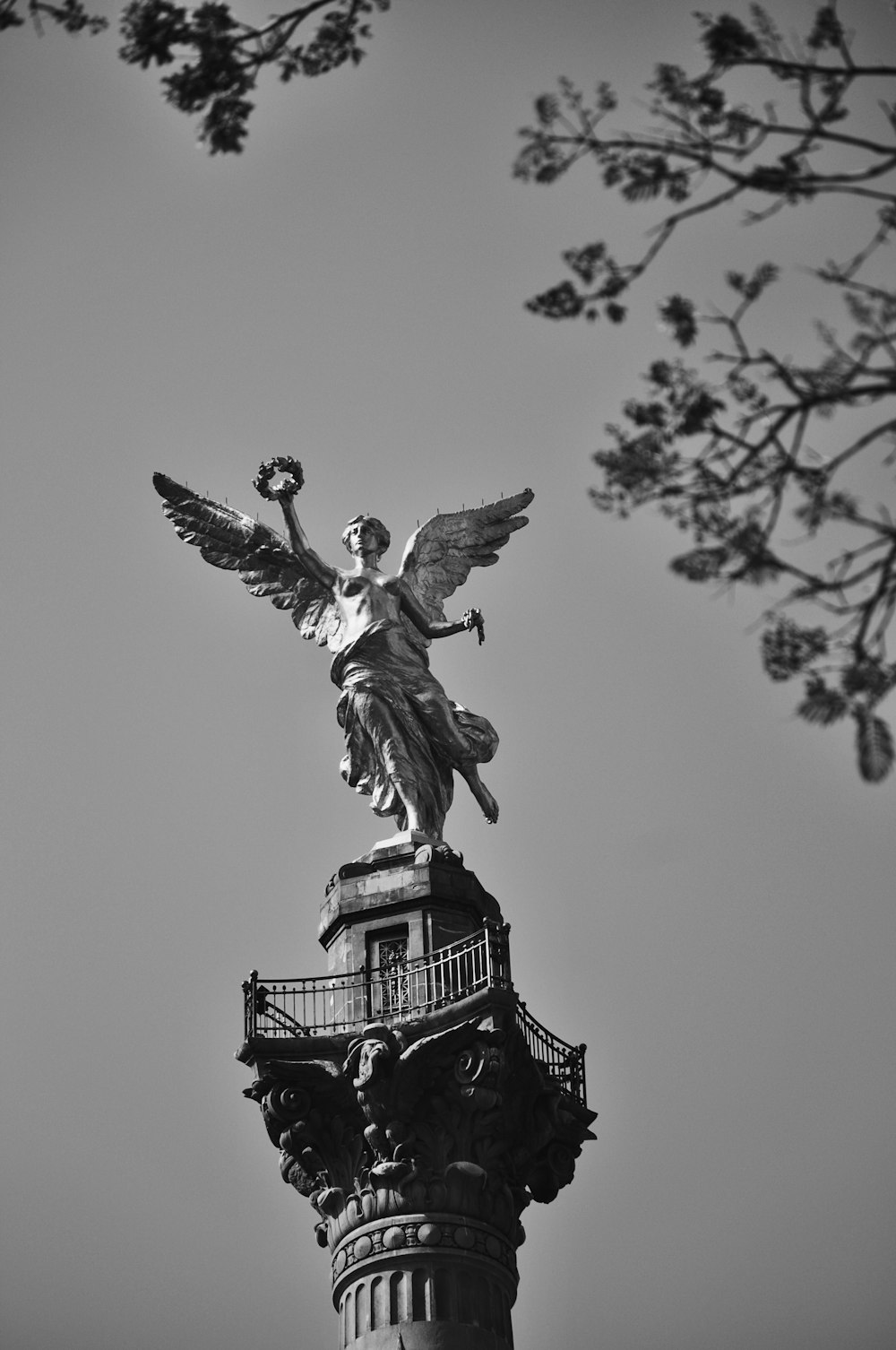 Photo en niveaux de gris de statue d’ange