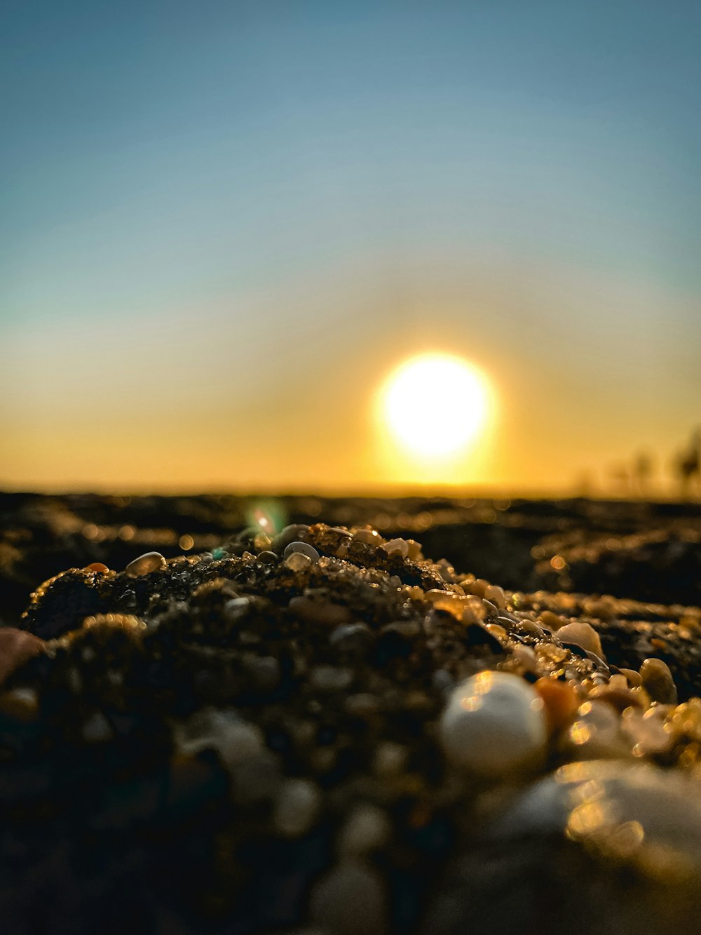 pedras pretas no chão durante o pôr do sol
