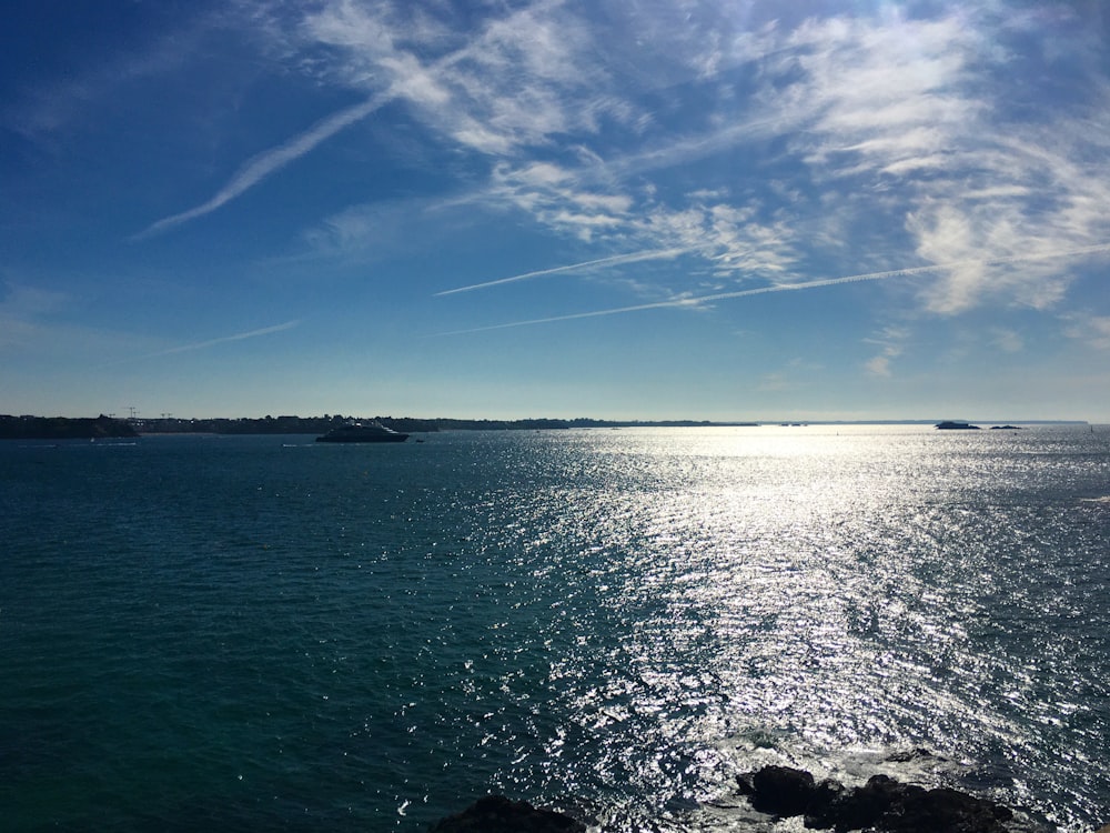 昼間の海上の青空