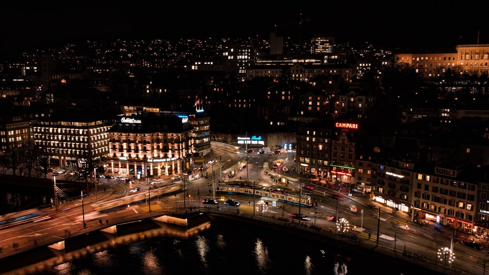 Bâtiments de la ville pendant la nuit