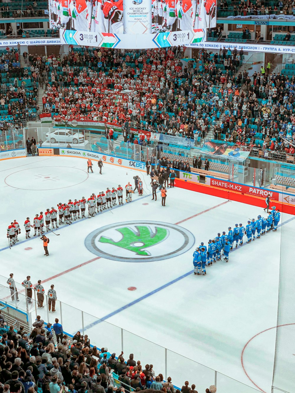 Gente jugando al hockey sobre hielo en el estadio