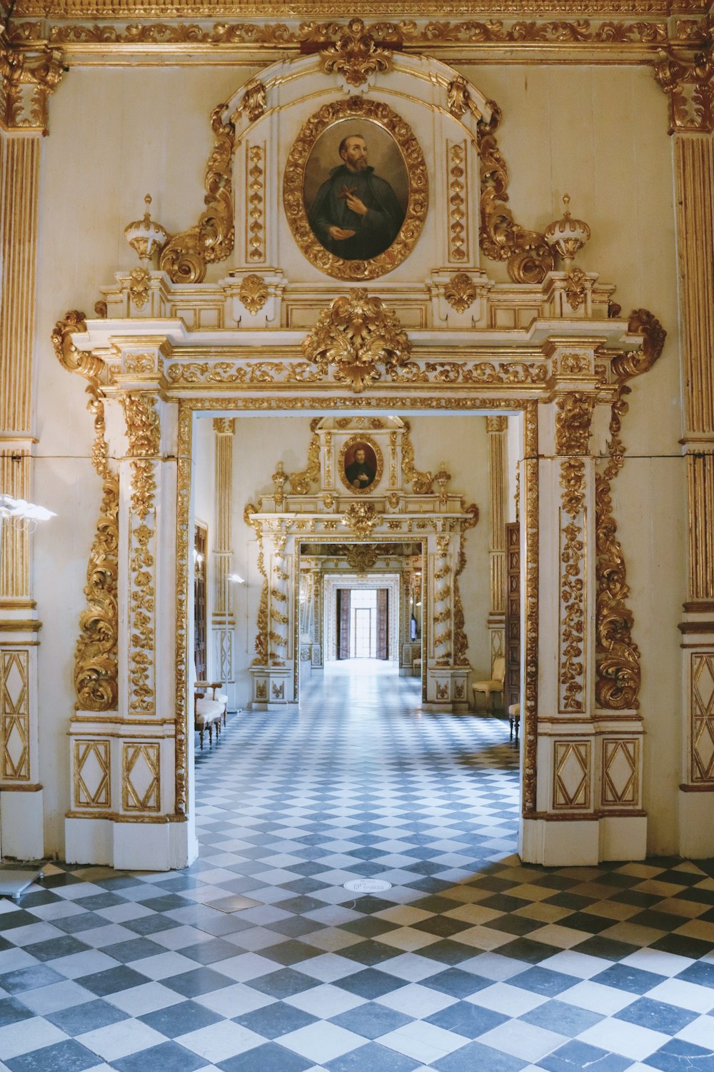 Edificio de hormigón dorado y blanco