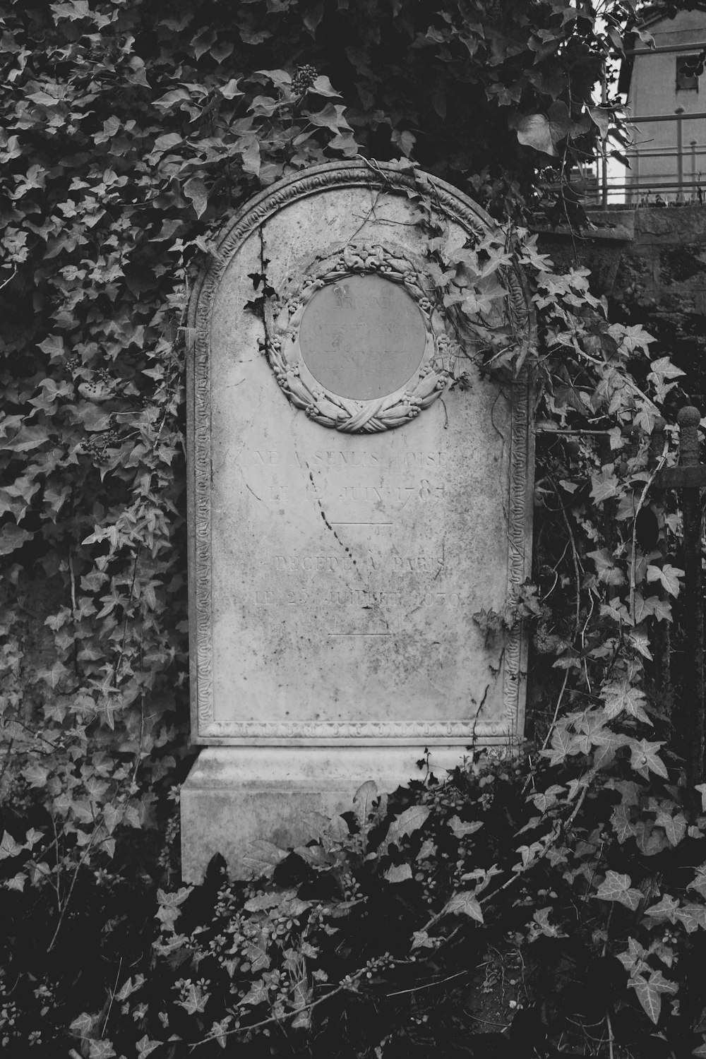 Photo en niveaux de gris d’un mur en béton avec un trou