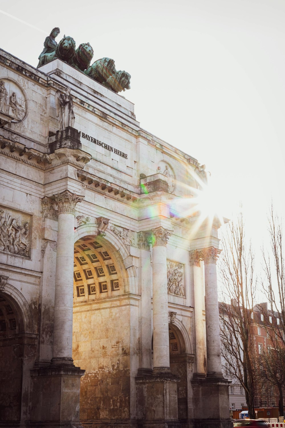 Arco de hormigón blanco durante el día