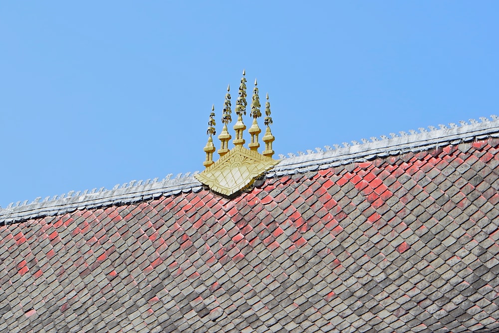 estátua de ouro de buddha no telhado