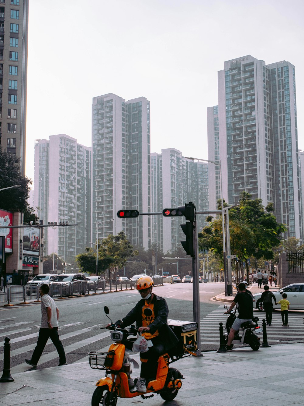 persone che camminano per strada durante il giorno