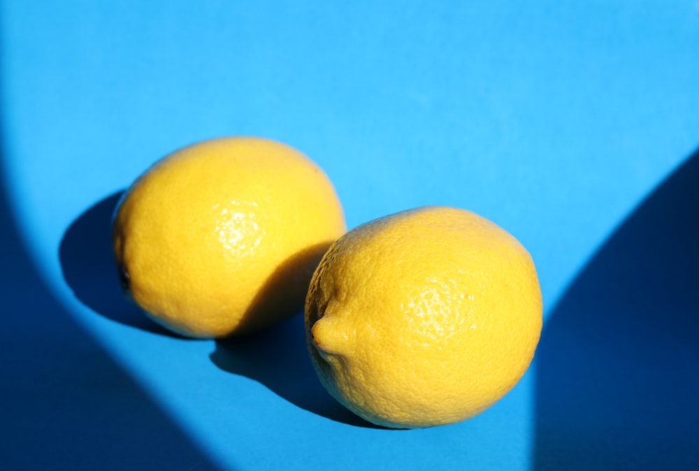 Frutto giallo del limone su superficie blu