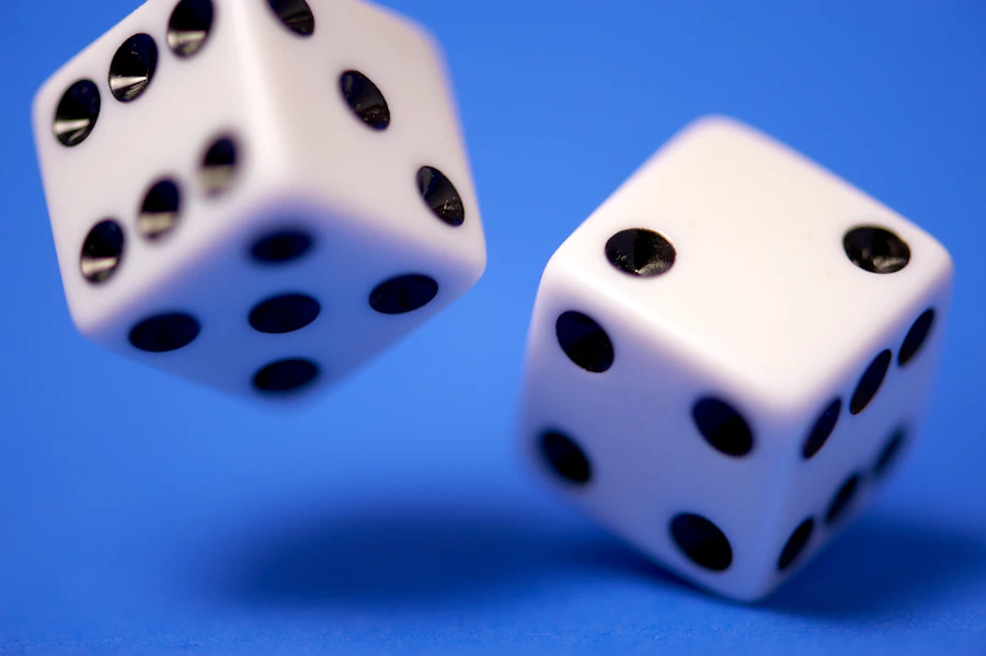 Görme engelliler domino turnuvası: Karşılıklı masada oturan iki oyuncunun, üzerindeki noktaları kabartmalı olarak elleriyle rahatça hissedebildikleri, yuvalı özel tasarım domino taşlarını sırayla masaya dizerek taktiksel hamleler yaptığı turnuva ortamı.